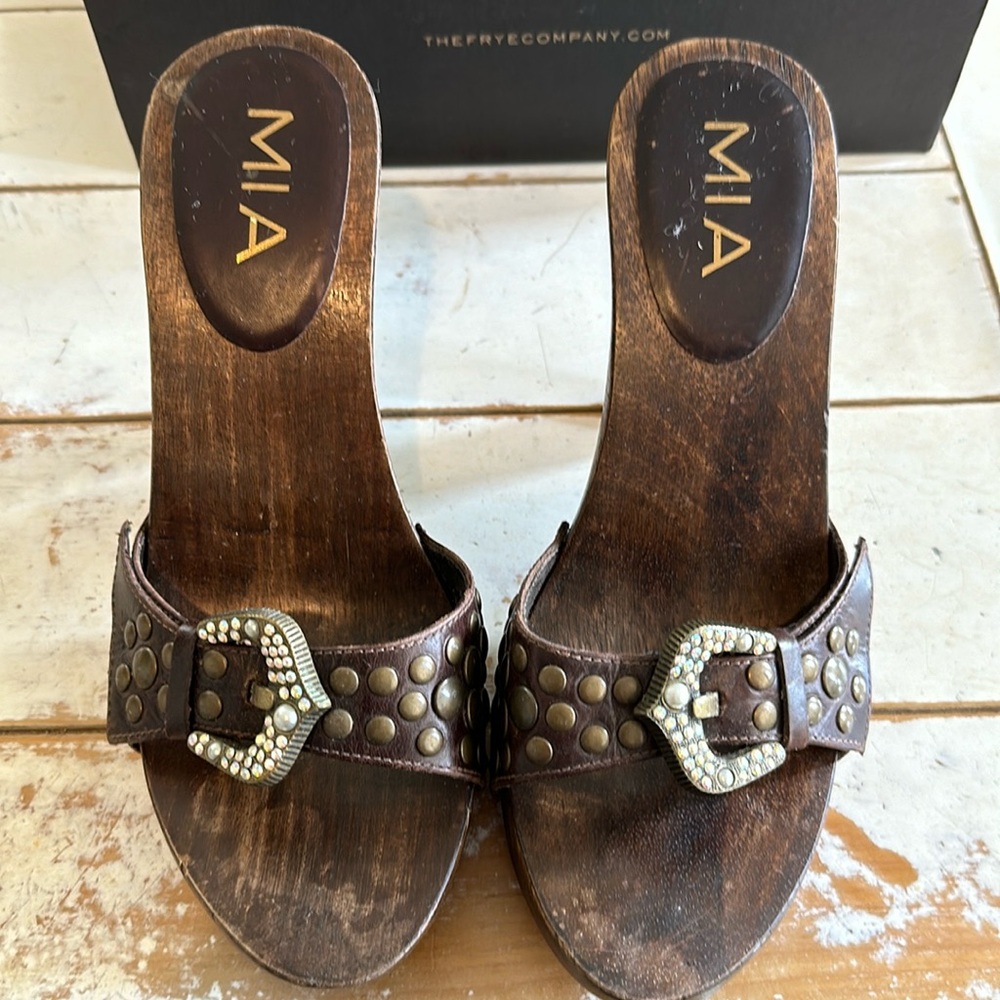 Vintage Mia slip on lovely detail all wood